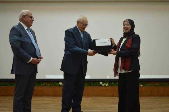 محافظ بورسعيد يكرّم ”مديرة” المركز التكنولوجي لخدمة المواطنين