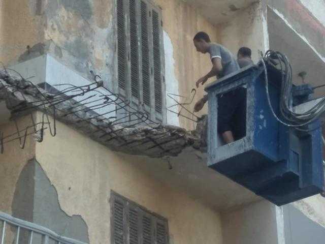 إزالة شرفة عقار آيل للسقوط بميامي لخطورتهما على المارة.. صور