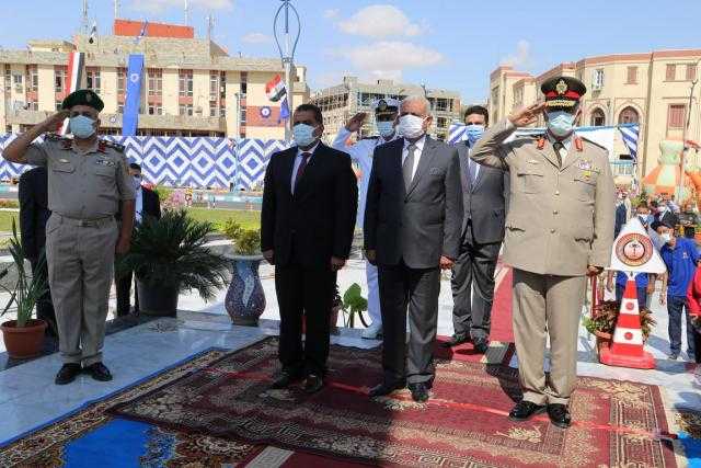 وضع أكاليل الزهور على النصب التذكاري بمناسبة احتفال السويس بعيدها القومي الـ48