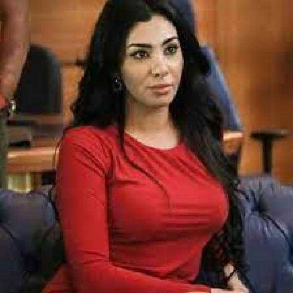 ميرهان حسين تطل بعباءة سوداء رمضانية (فيديو)