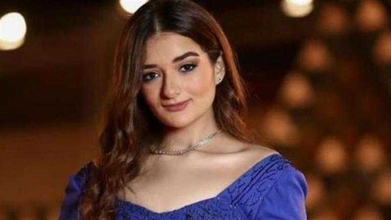 ملك أحمد زاهر تخطف الأنظار بالأسود واللبني
