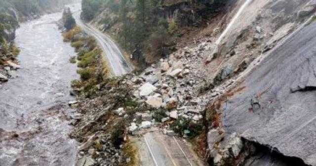 آثار مدمرة لعاصفة قوية ضربت ولاية كاليفورنيا الأمريكية