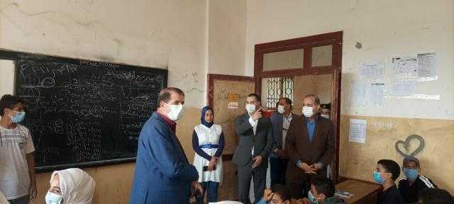محافظ كفر الشيخ يتفقد مدرسة زهران  ويختبر الطلاب مشيداً بمستواهم