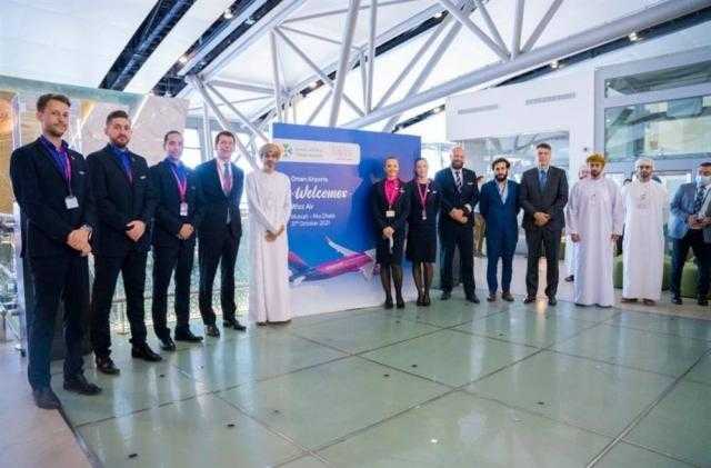 عُمان: مطار مسقط الدولي يستقبل أولى رحلات طيران ”ويز أير أبوظبي”