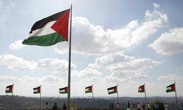 تنكيس الأعلام الفلسطينية في الذكرى السنوية 104 لوعد بلفور ومطالب لبريطانيا بالاعتذار