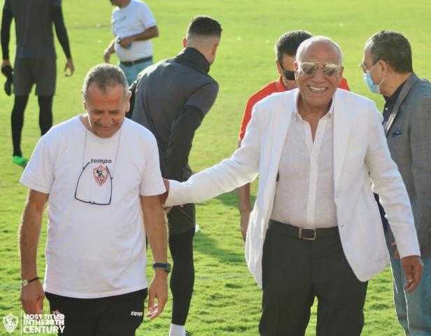 حسين لبيب وأعضاء لجنة الزمالك يؤازرون الفريق قبل مواجهة الأهلى