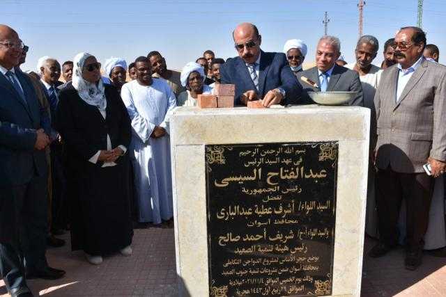 محافظ أسوان ورئيس هيئة تنمية الصعيد يدشنان أكبر مشروع استثماري للدواجن.. صور