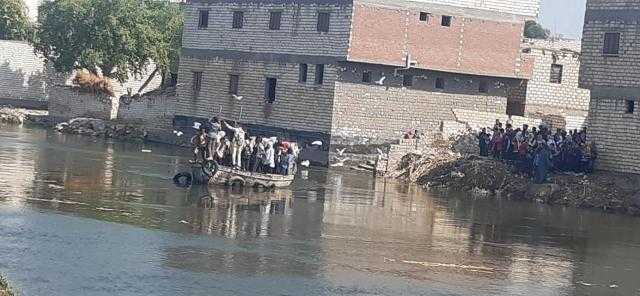 ولادنا هيموتوا في النيل.. أهالي عزبة سليم باشا بالمنيا يشكون عدم توافر مدرسة