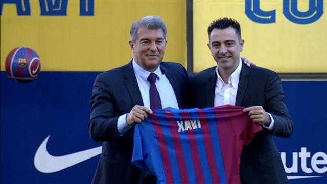 جماهير برشلونة تستقبل تشافي في كامب نو