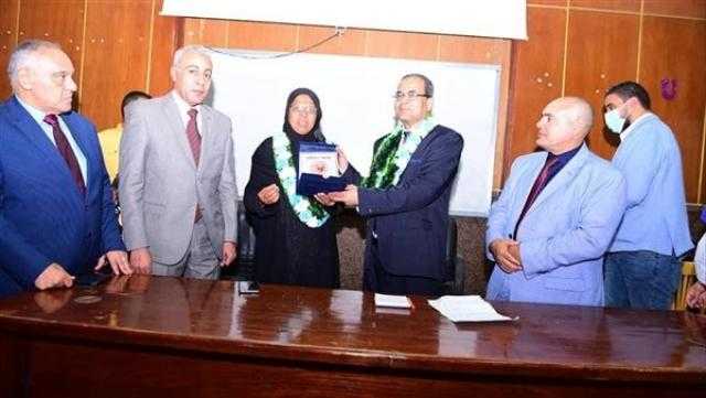 تكريم جميلة مؤمن بجامعة سوهاج لفوزها بالمركز الثاني في «تراثنا 2021»