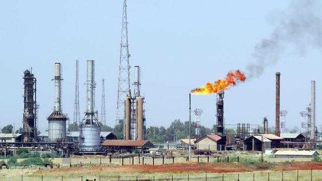 العراق يقرر التفاوض مع شيفرون الأمريكية لتطوير حقول النفط جنوبي البلاد