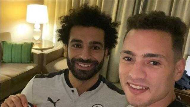 محمد صلاح يهدي مدافع البنك الأهلي تيشرت ليفربول.. صورة
