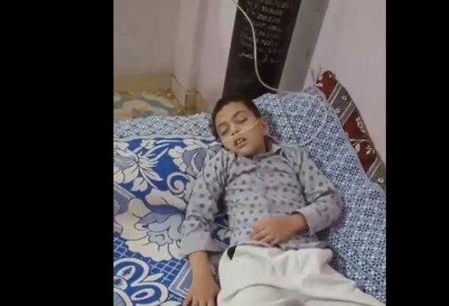 «محمود» طفل يعاني من التشنج العصبي.. ووالدته تستغيث: ابني الوحيد