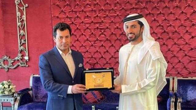 أشرف صبحي يبحث مع رئيس اتحاد الكرة الإماراتي فرص الاستثمار الرياضي