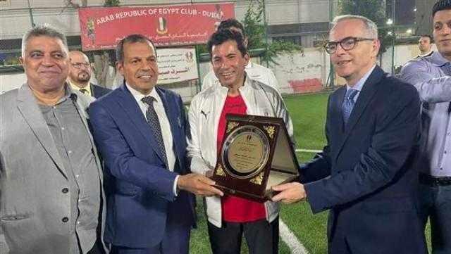 وزير الرياضة يزور النادي المصري بدبي ويشارك في مباراة استعراضية