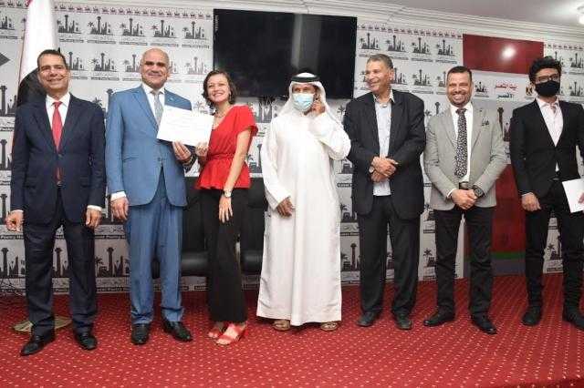 رئيس جامعة الأقصر يفتتح معرض الفن التشكيلي ”خيوط الظل” ببيت الشعر.. صور