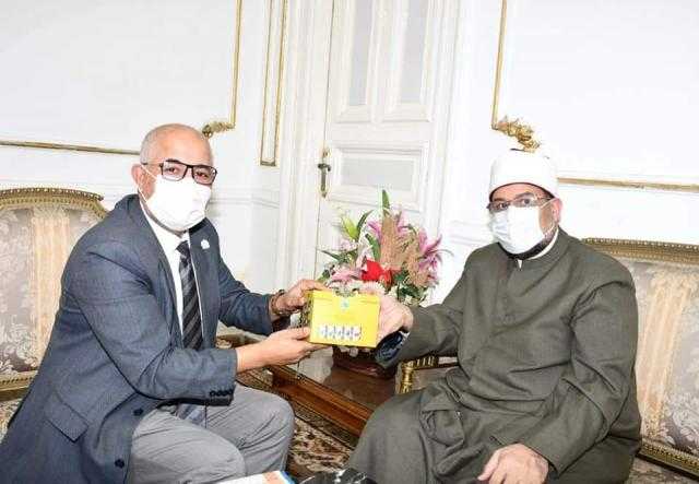 وزير الأوقاف يتسلم دعوة لحضور مؤتمر ”الوحدة الإسلامية” بالإمارات.. صور