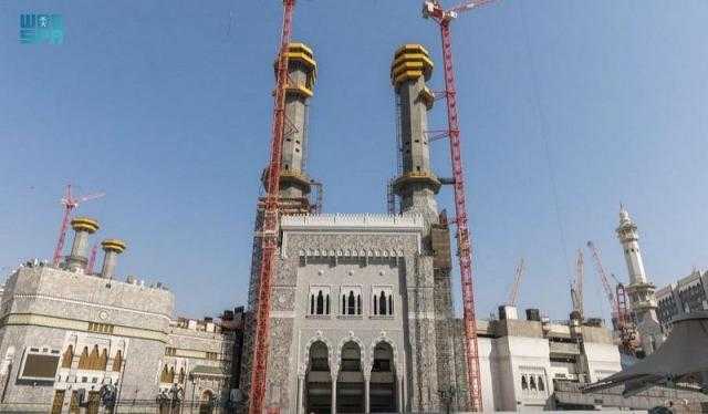 تكثيف الأعمال الإنشائية لست منارات بالمسجد الحرام والإنجاز يصل 90%
