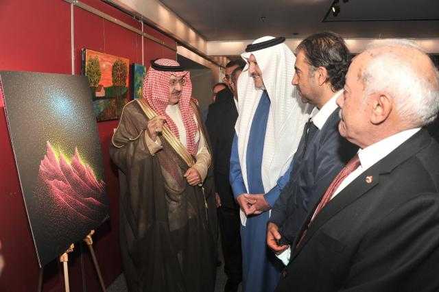 السفير السعودي بالقاهرة يشارك في افتتاح صالون بيت الفن الدولي بقاعة الأهرام للفنون