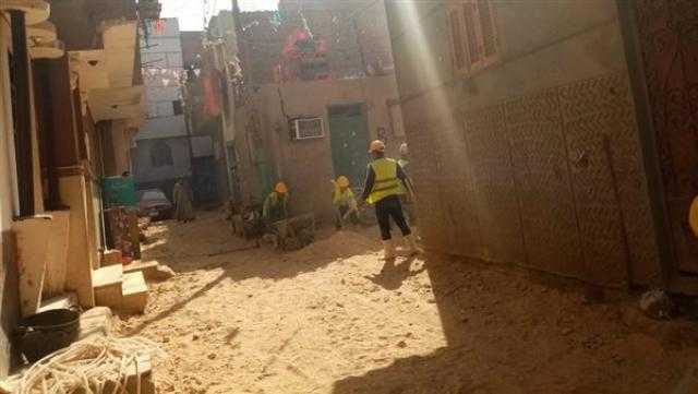 تمهيد بعض الشوارع الضيقة بحي غرب في أسيوط