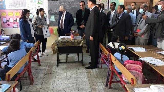 طارق شوقي يتفقد العملية التعليمية بمدرسة وادي الملكات الابتدائية في الأقصر