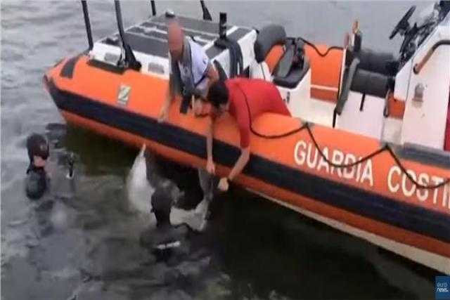 خفر السواحل الإيطالي ينقذ 240 مهاجرا بينهم رضيع حديث الولادة