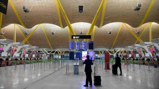فرنسا تدعم قطاعات السياحة والسفر الجوي وسط موجة جديدة من الوباء