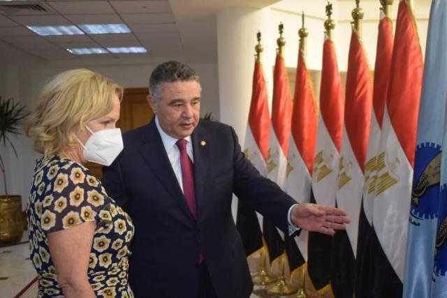 محافظ البحر الأحمر خلال لقاءه بعثة أمريكية: استراتيجية مصر التنموية تشمل الأبعاد الإقتصادية والإجتماعية والبيئية
