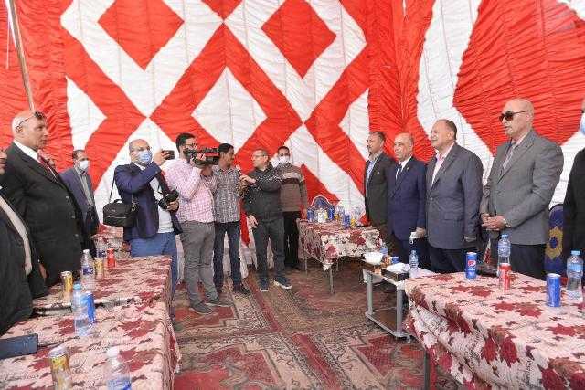 محافظ أسيوط يتفقد أعمال انشاء مجمع الخدمات الحكومية بقرية ديروط الشريف