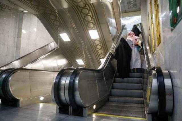 أكثر من 200 سلم و 18 مصعداً كهربائيا لخدمة المصلين والمعتمرين بالمسجد الحرام