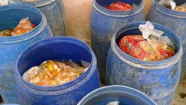 حجز صاحب مصنع يبيع مخللات فاسدة في الإسكندرية