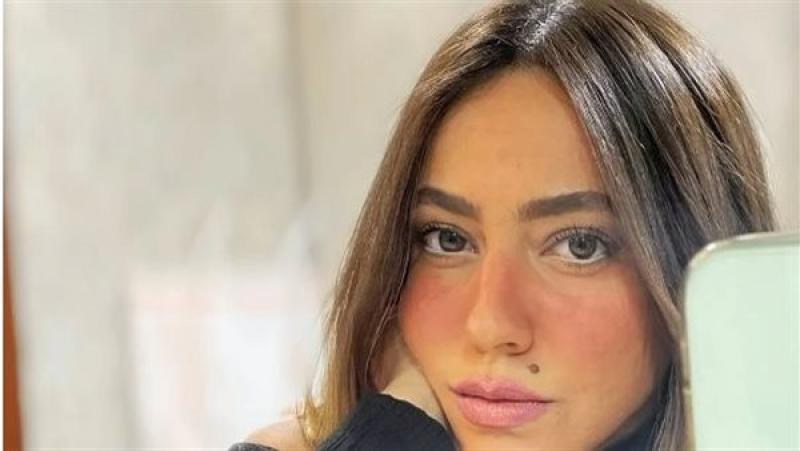هند عبد الحليم تخطف الأنظار باللون الفضي