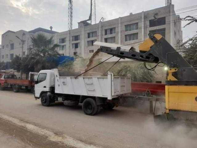 حملات لتمهيد الطرق وصيانة الإنارة العامة وإصلاح أخطار الصرف الصحي بكفر الشيخ 