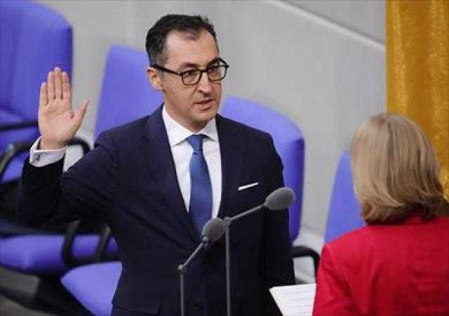 وزير الزراعة الألماني الجديد يتوجه إلى قصر الرئاسة على متن دراجة كهربائية