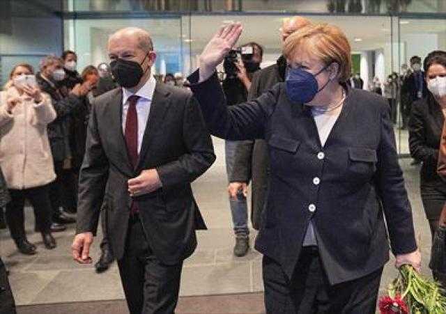 شولتس المستشار الجديد يشكر ميركل على ما قدمته من أجل ألمانيا