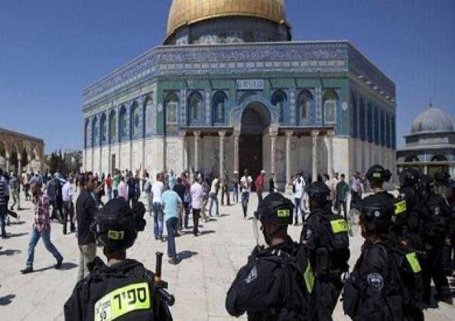 مستوطنون يقتحمون الأقصى بحماية شرطة الاحتلال الإسرائيلي