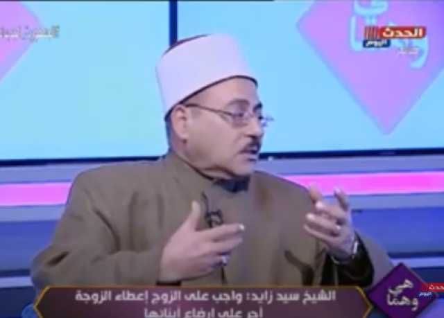 داعية إسلامي يوضح حكم خدمة المرأة لزوجها