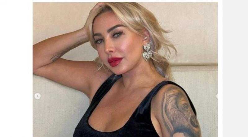 جويل مردينيان على خطى ماياب في عشق الأزياء السوداء