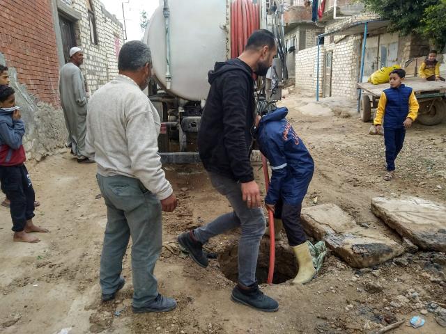 أثناء عملية تسليك بيارات الصرف بالإسكندرية