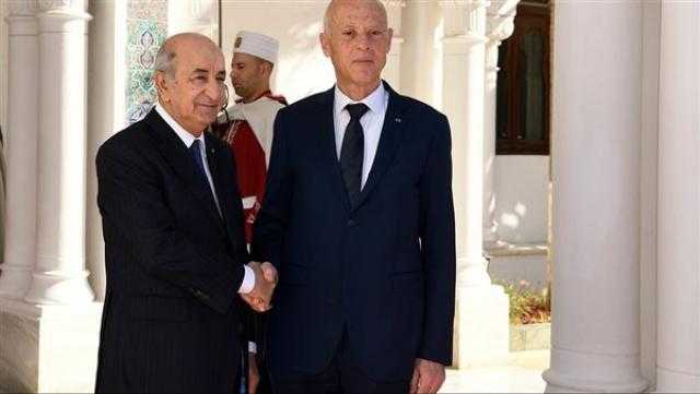 الرئيس التونسي يمنح نظيره الجزائري القلادة الكبرى للوسام الوطني للاستحقاق