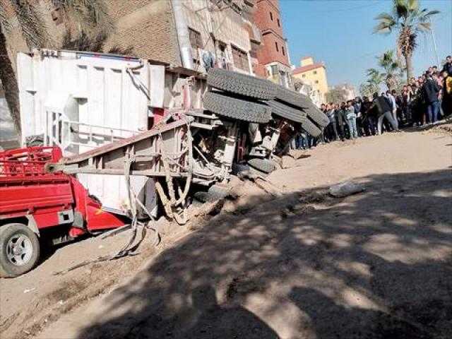 انقلاب سيارة محملة بمواد بناء في الحسينية بالشرقية