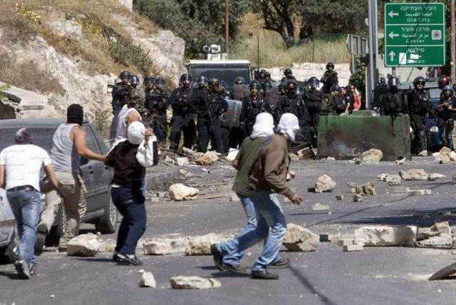 إصابة طفلين فلسطينيين بالرصاص المطاطي خلال اقتحام الاحتلال لمخيم في الخليل