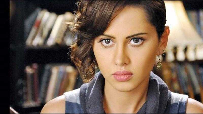 ياسمين رئيس تتألق بالرمادي الغامق والأوفر سايز (فيديو)