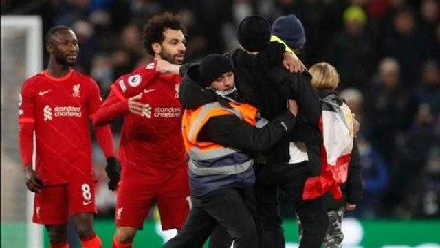 مشجع يقتحم ملعب مباراة ليفربول وتوتنهام ويجذب محمد صلاح من قميصه