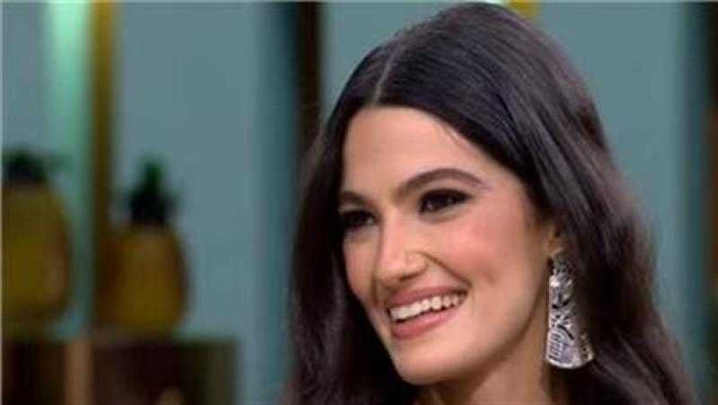 تارا عماد تعتمد الأسود على خطى أحدث صيحات موضة شتاء 2023