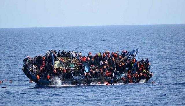 لجوء 70 مهاجرا إلى منصة نفطية فى المتوسط
