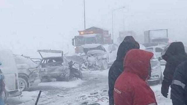 بسبب سوء الأحوال الجوية.. تصادم أكثر من 30 سيارة في روسيا