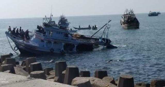 غرق مركب صيد وإنقاذ 3 صيادين والبحث عن 6 آخرين فى كفر الشيخ
