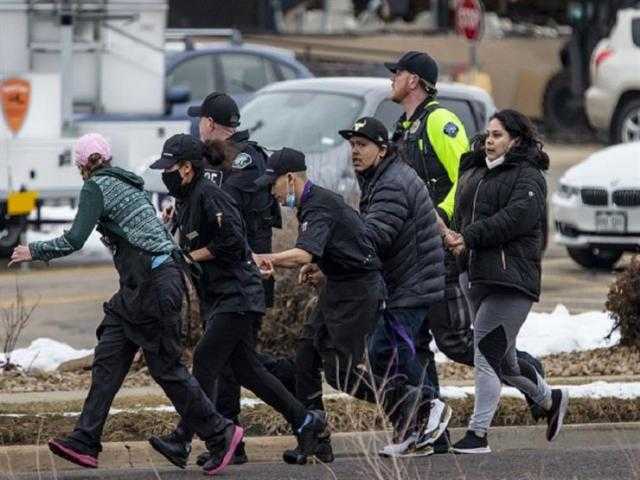 مقتل أربعة أشخاص وإصابة ثلاثة في إطلاق نار عشوائي بولاية كولورادو الأمريكية