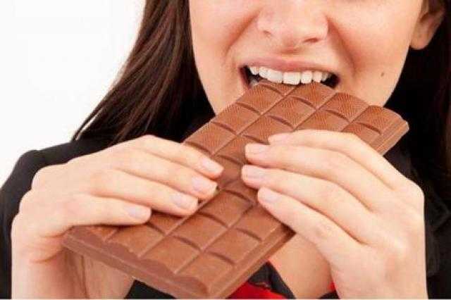 موافي يحذر من أكل الشوكولاتة حال إجراء عملية تكميم للمعدة